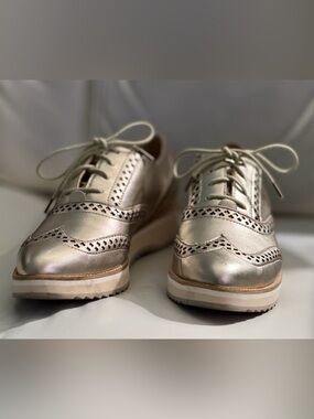 Johnston & Murphy Metallic Gold Wingtip Lace-Up Loafers. 👞